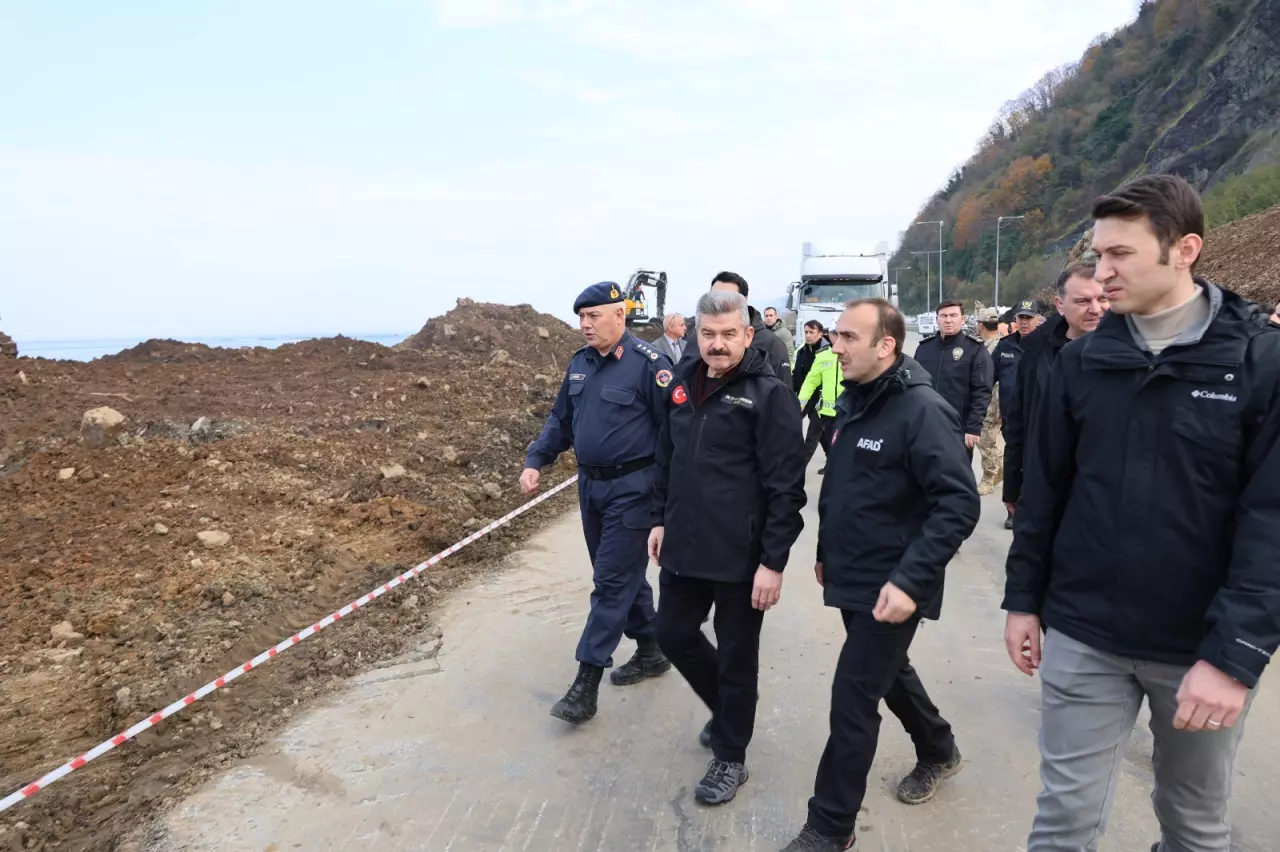 Artvin'den kötü haber geldi: Heyelanın yuttuğu aracın içindeki gençlerin, cansız bedenlerine ulaşıldı!