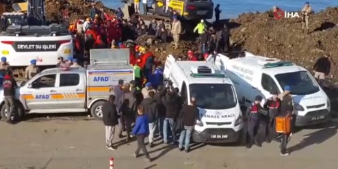 Artvin'den kötü haber geldi: Heyelanın yuttuğu aracın içindeki gençlerin, cansız bedenlerine ulaşıldı!