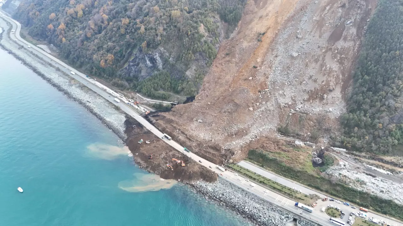 Artvin'den kötü haber geldi: Heyelanın yuttuğu aracın içindeki gençlerin, cansız bedenlerine ulaşıldı!