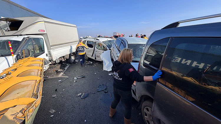 Van'da iki ayrı zincirleme trafik kazası! Birbirine giren araçlarda, can pazarı: Ölü ve yaralılar var!