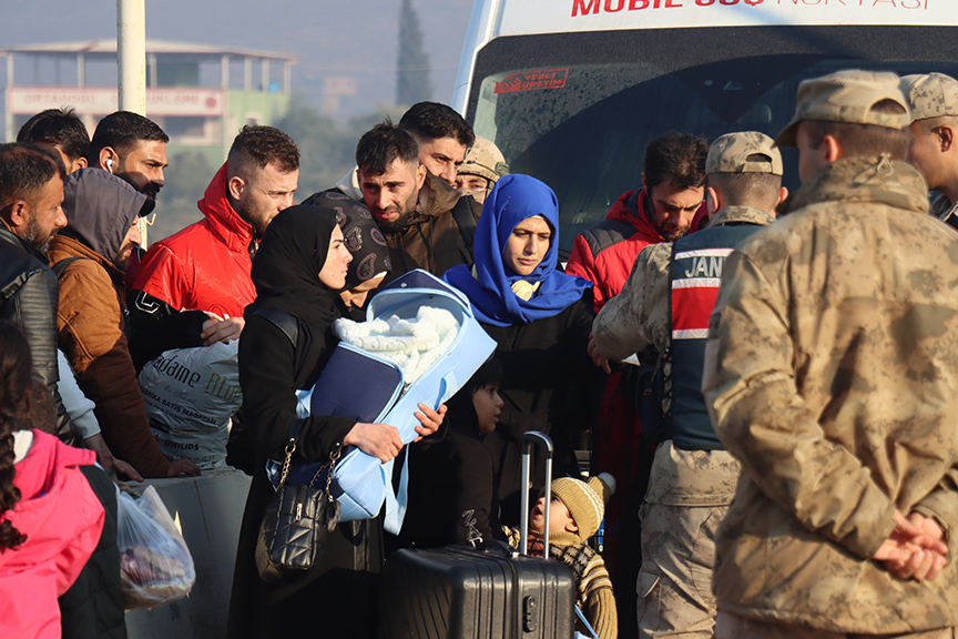 Hatay'daki Cilvegözü Sınır Kapısı'nda yoğunluk: Türkiye'deki Suriyelilerin ülkelerine dönüşü sürüyor