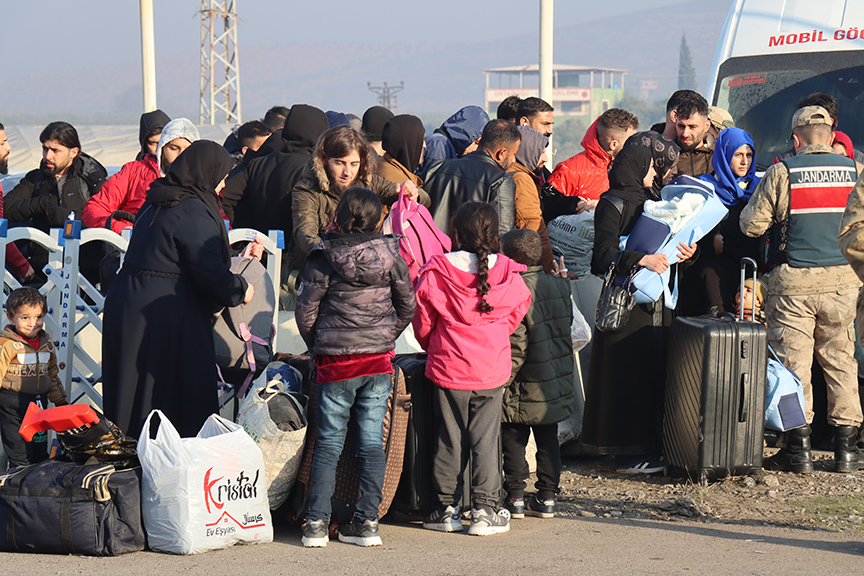 Hatay'daki Cilvegözü Sınır Kapısı'nda yoğunluk: Türkiye'deki Suriyelilerin ülkelerine dönüşü sürüyor