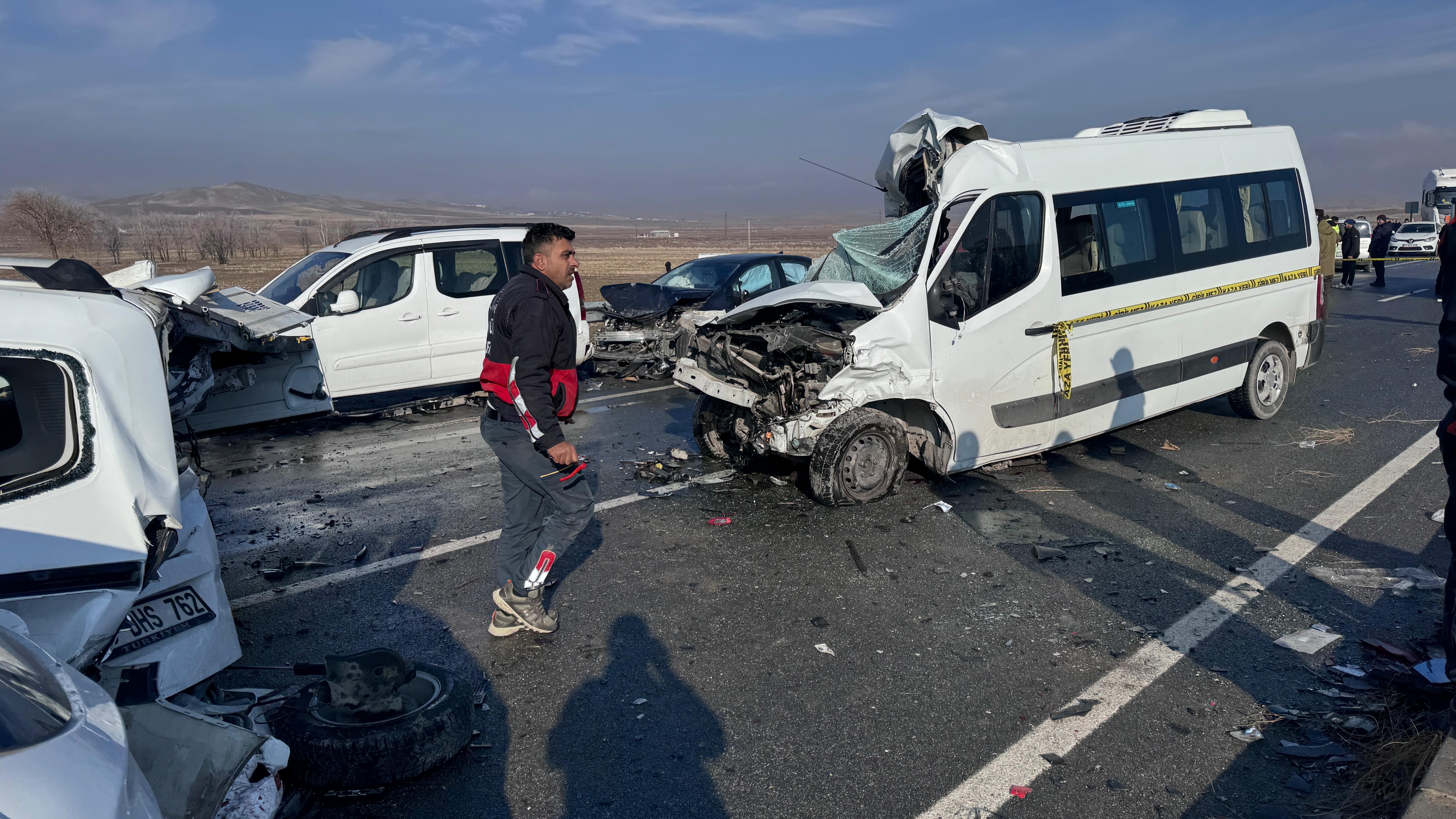 Van'da iki ayrı zincirleme trafik kazası! Birbirine giren araçlarda, can pazarı: Ölü ve yaralılar var! 