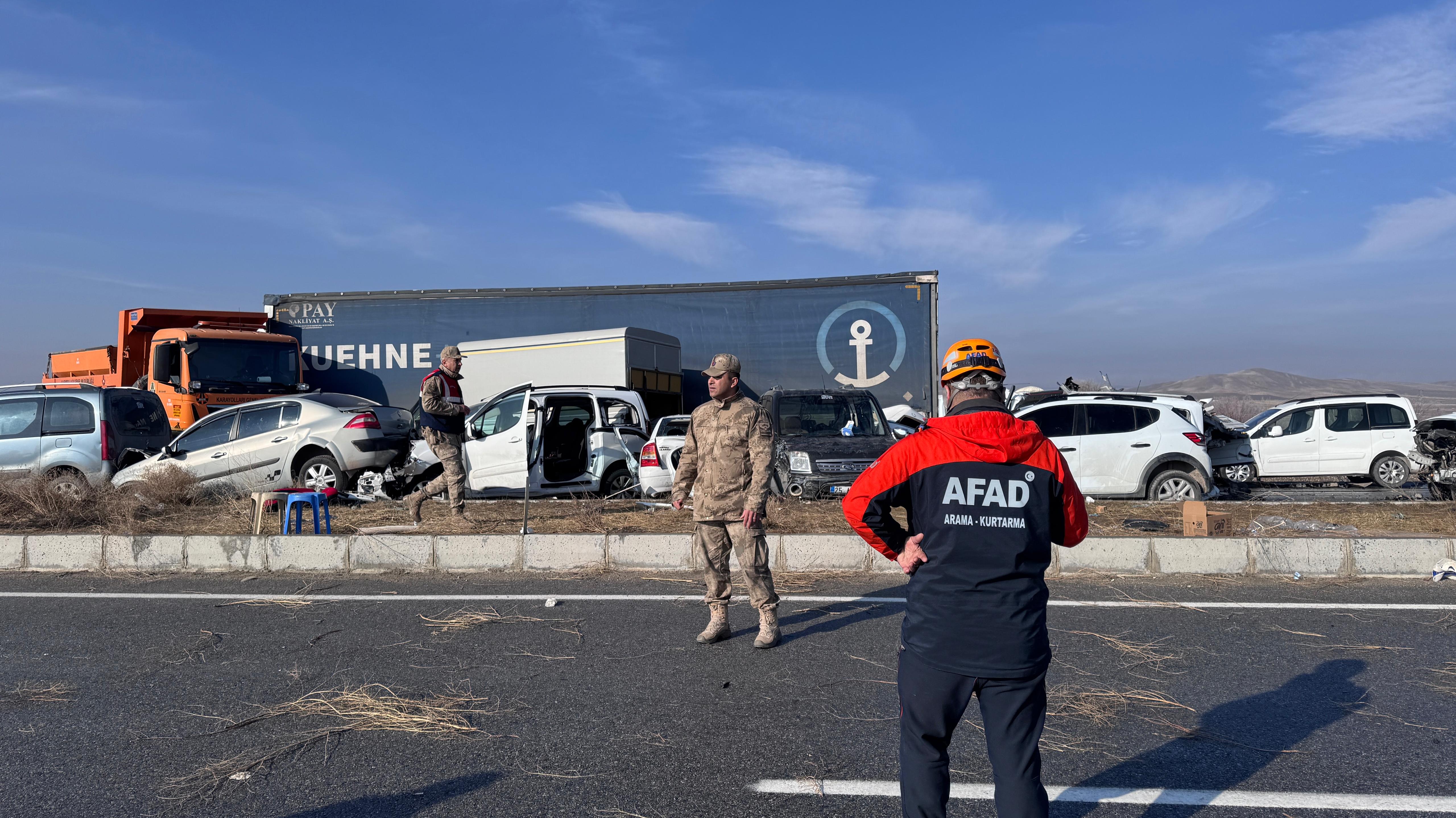 Van'da iki ayrı zincirleme trafik kazası! Birbirine giren araçlarda, can pazarı: Ölü ve yaralılar var! 