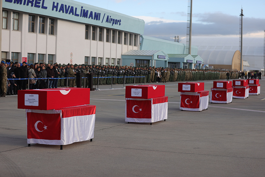 Isparta'da acı veda: Helikopter kazasında şehit olan askerler memleketlerine uğurlandı