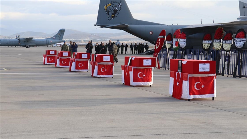 Isparta'da acı veda: Helikopter kazasında şehit olan askerler memleketlerine uğurlandı