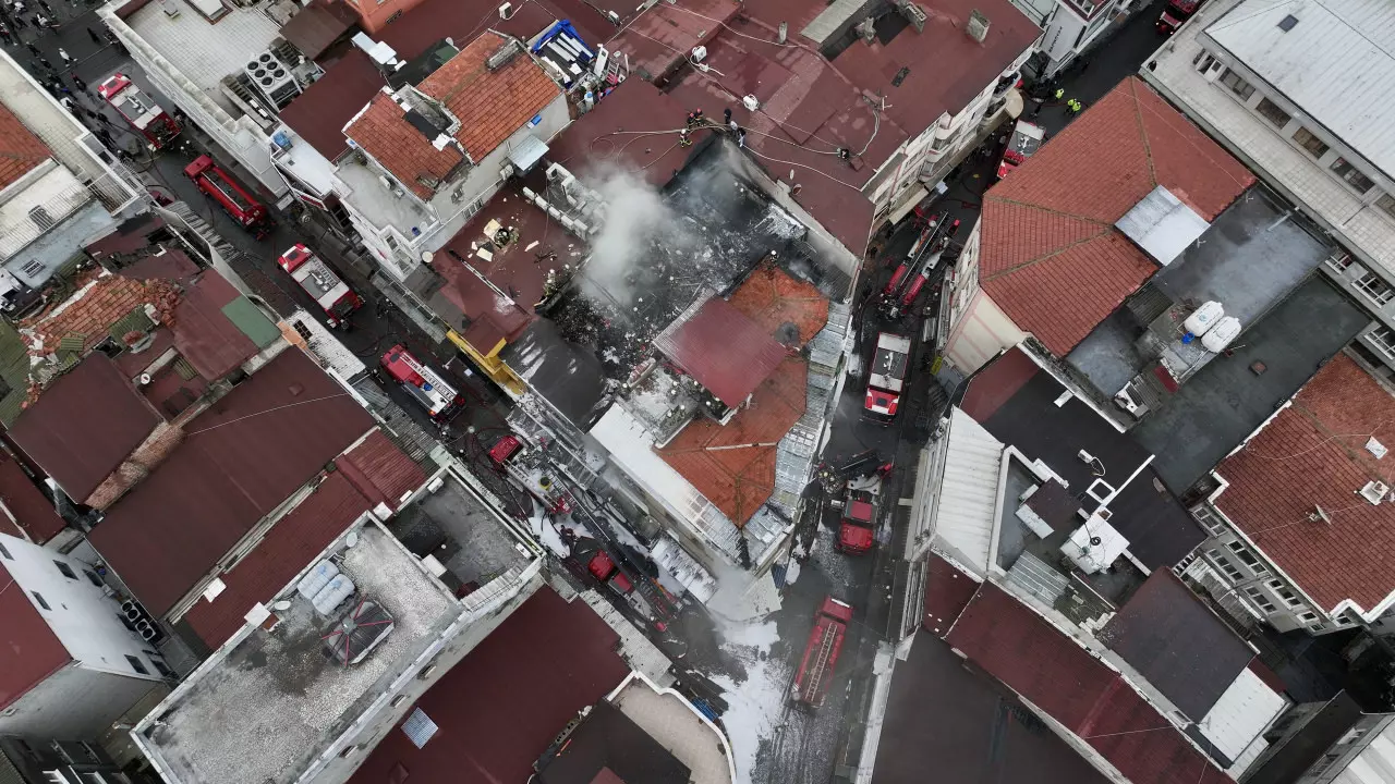 Son dakika! Fatih'te dört katlı binadan dumanlar yükseldi: Korkunç yangına itfaiye müdahale ediyor!