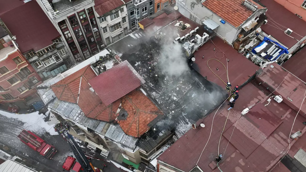 Son dakika! Fatih'te dört katlı binadan dumanlar yükseldi: Korkunç yangına itfaiye müdahale ediyor!