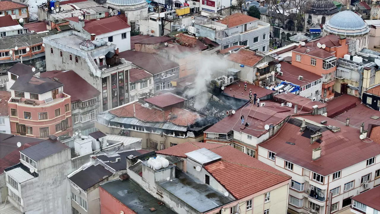 Son dakika! Fatih'te dört katlı binadan dumanlar yükseldi: Korkunç yangına itfaiye müdahale ediyor!