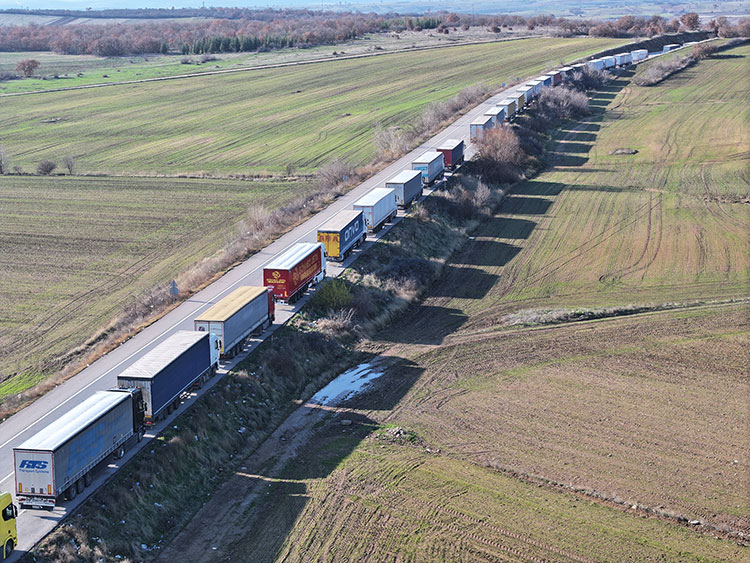 Hamzabeyli Sınır Kapısı'nda ilginç görüntüler: 31 kilometrelik tır kuyruğu oluştu!