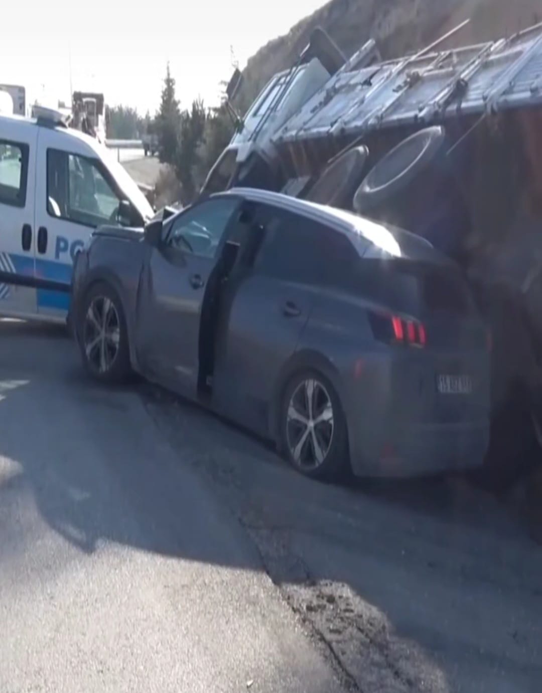 Burdur-Antalya kara yolunda feci kaza: Halk otobüsünün çarptığı kamyon polis aracını biçti geçti! İşte o görüntüler...