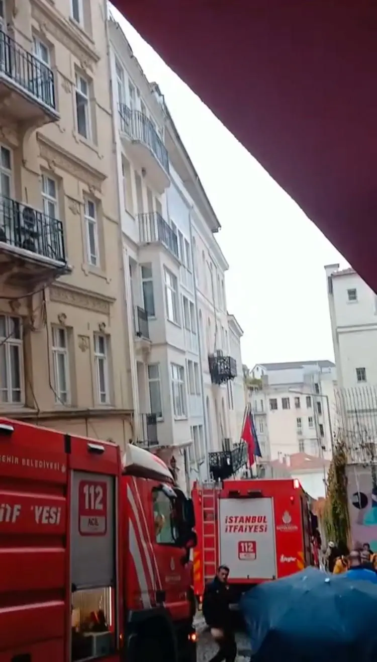 Beyoğlu’nda hareketli dakikalar: Masonlar Derneği yandı!