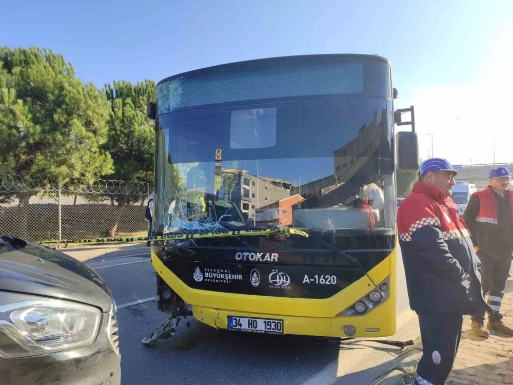 İstanbul Başakşehir’de feci kaza: Direksiyon hakimiyetini kaybeden İETT sürücüsü kaldırımdaki yayayı altına aldı!