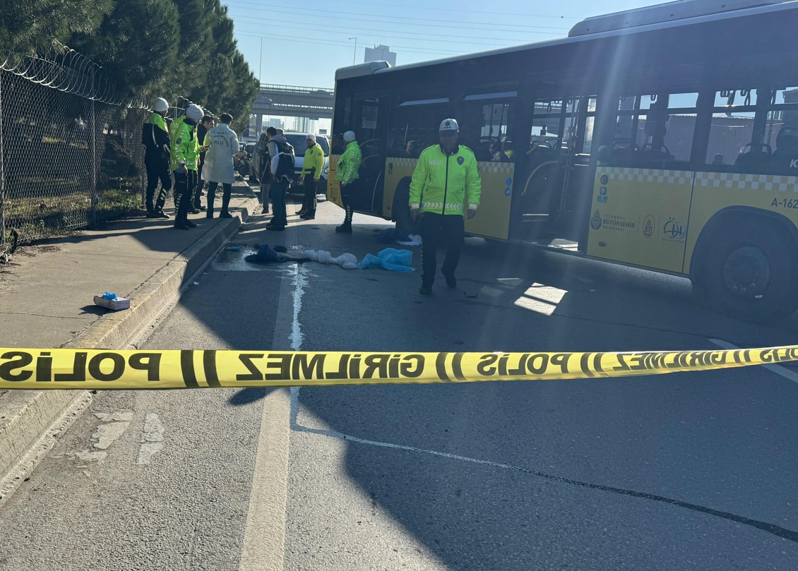 İstanbul Başakşehir’de feci kaza: Direksiyon hakimiyetini kaybeden İETT sürücüsü kaldırımdaki yayayı altına aldı!