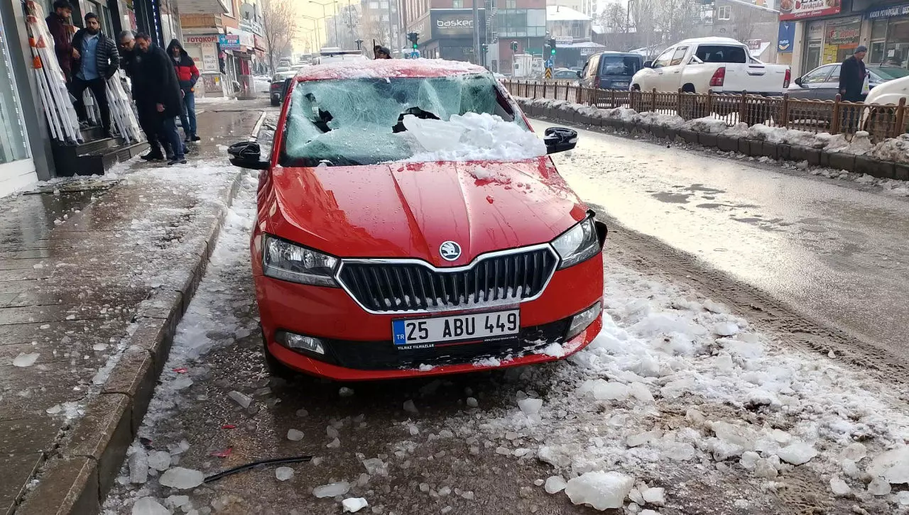 Erzurum'da tehlikeli görüntüler: Dev buz kütleleri üzerine düştüğü otomobilleri hurdaya çevirdi!