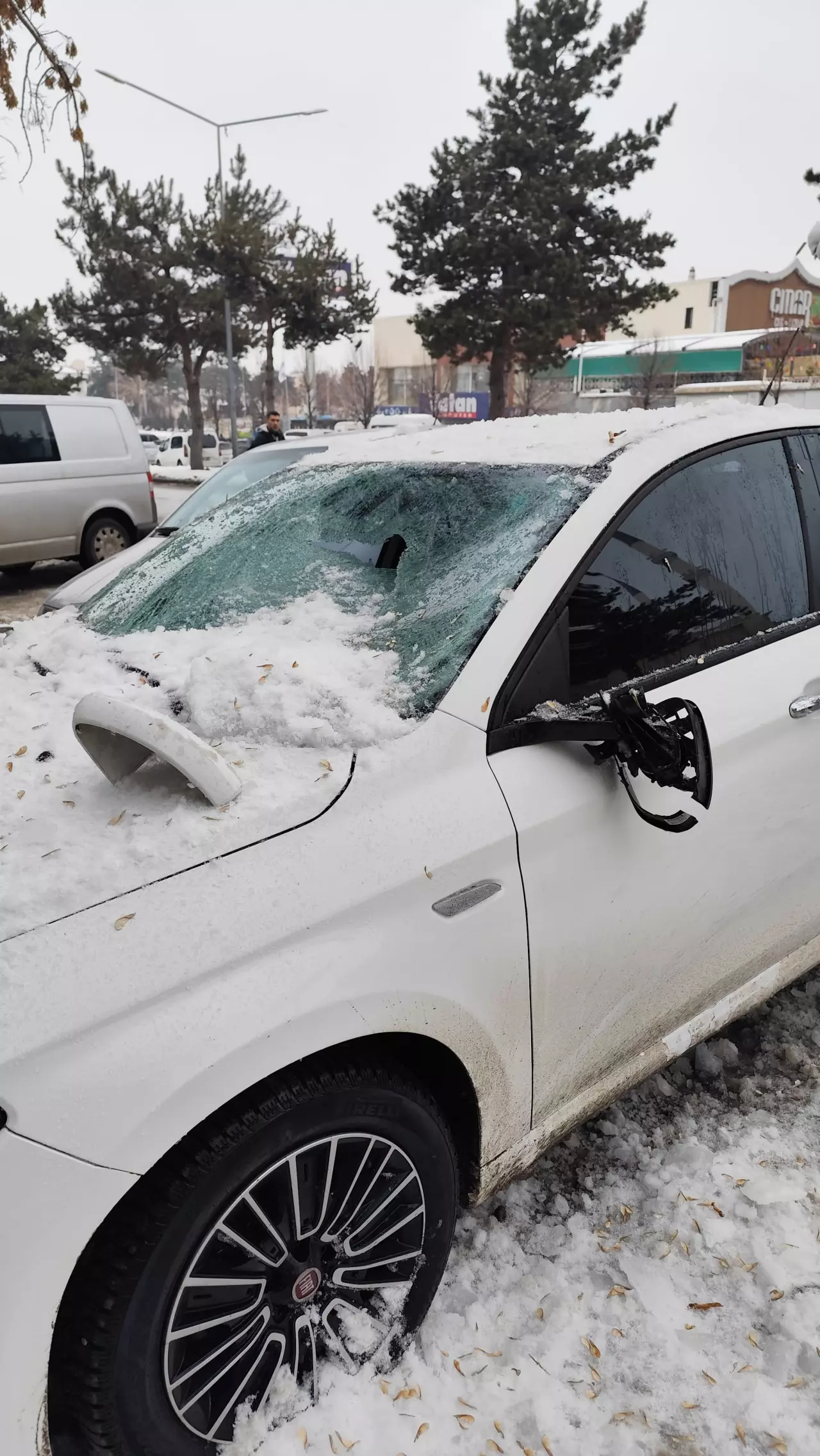 Erzurum'da tehlikeli görüntüler: Dev buz kütleleri üzerine düştüğü otomobilleri hurdaya çevirdi!