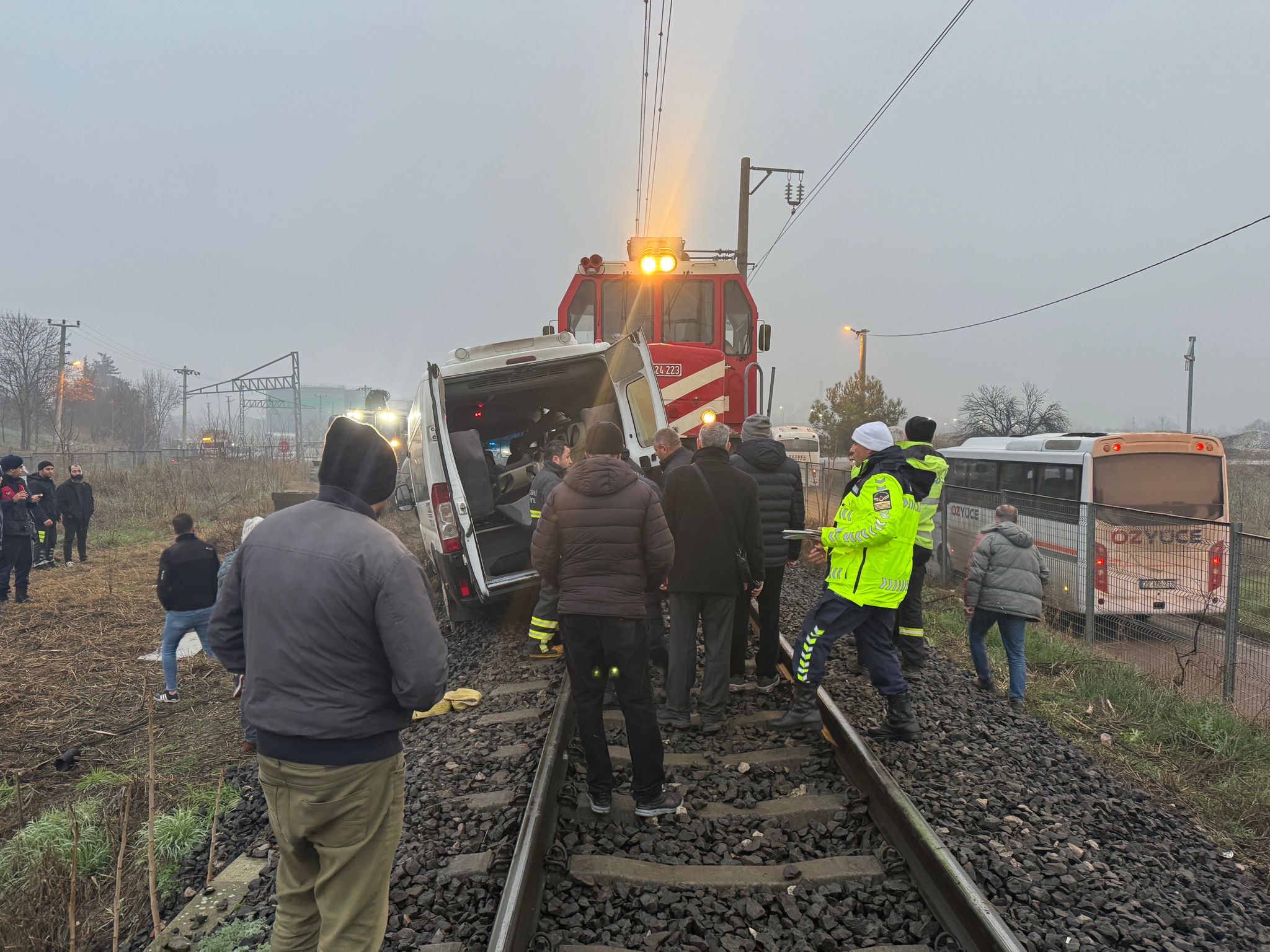 Hemzemin geçitte yürekler ağıza geldi: Yük treni işçileri taşıyan servise çarptı!