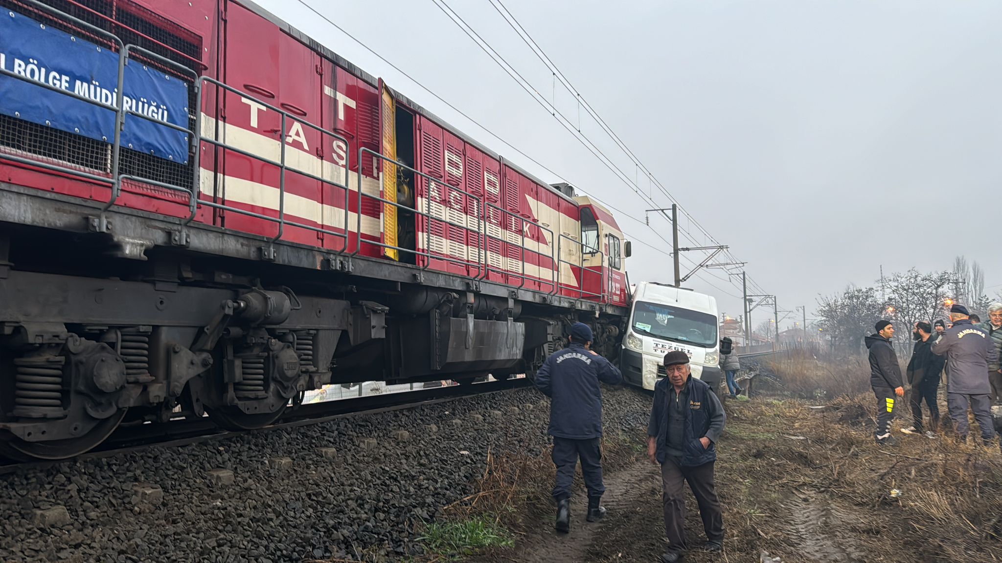 Hemzemin geçitte yürekler ağıza geldi: Yük treni işçileri taşıyan servise çarptı!