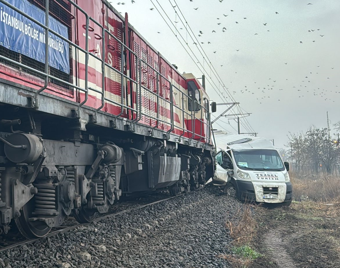 Hemzemin geçitte yürekler ağıza geldi: Yük treni işçileri taşıyan servise çarptı!