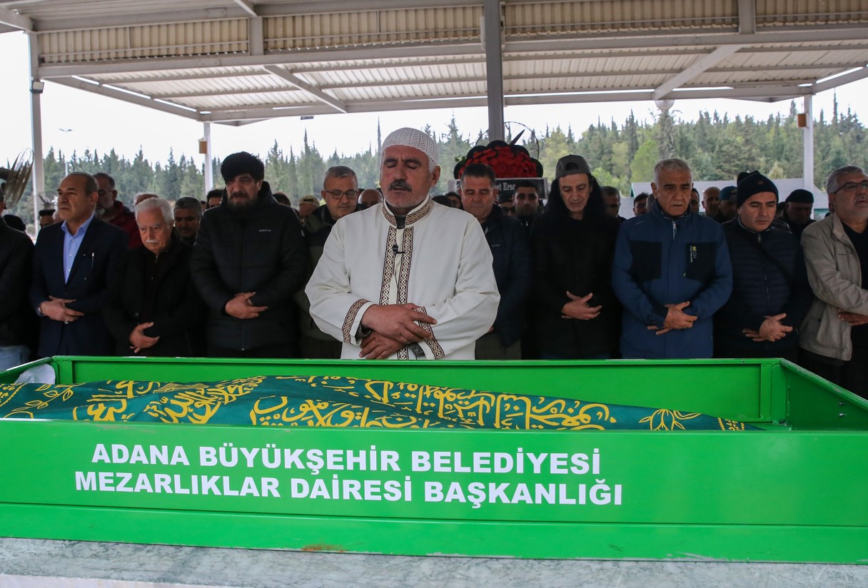 Şarkıcı Murat Kekilli'nin acı günü: Annesinin cenaze namazında ayakta güçlükle durabildi...