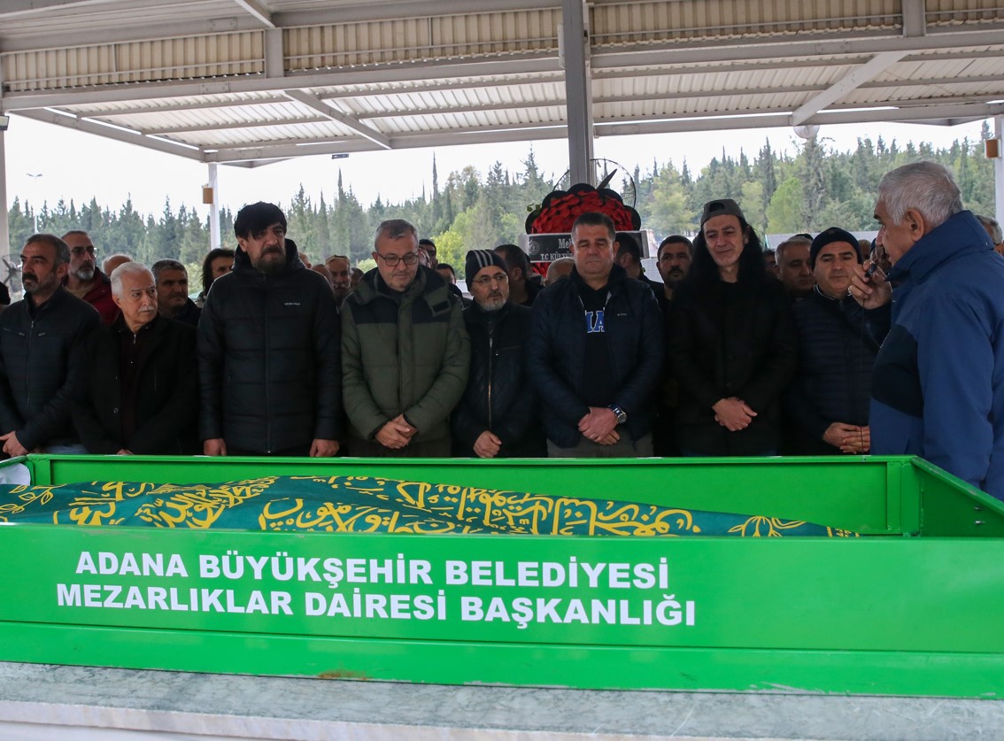 Şarkıcı Murat Kekilli'nin acı günü: Annesinin cenaze namazında ayakta güçlükle durabildi...