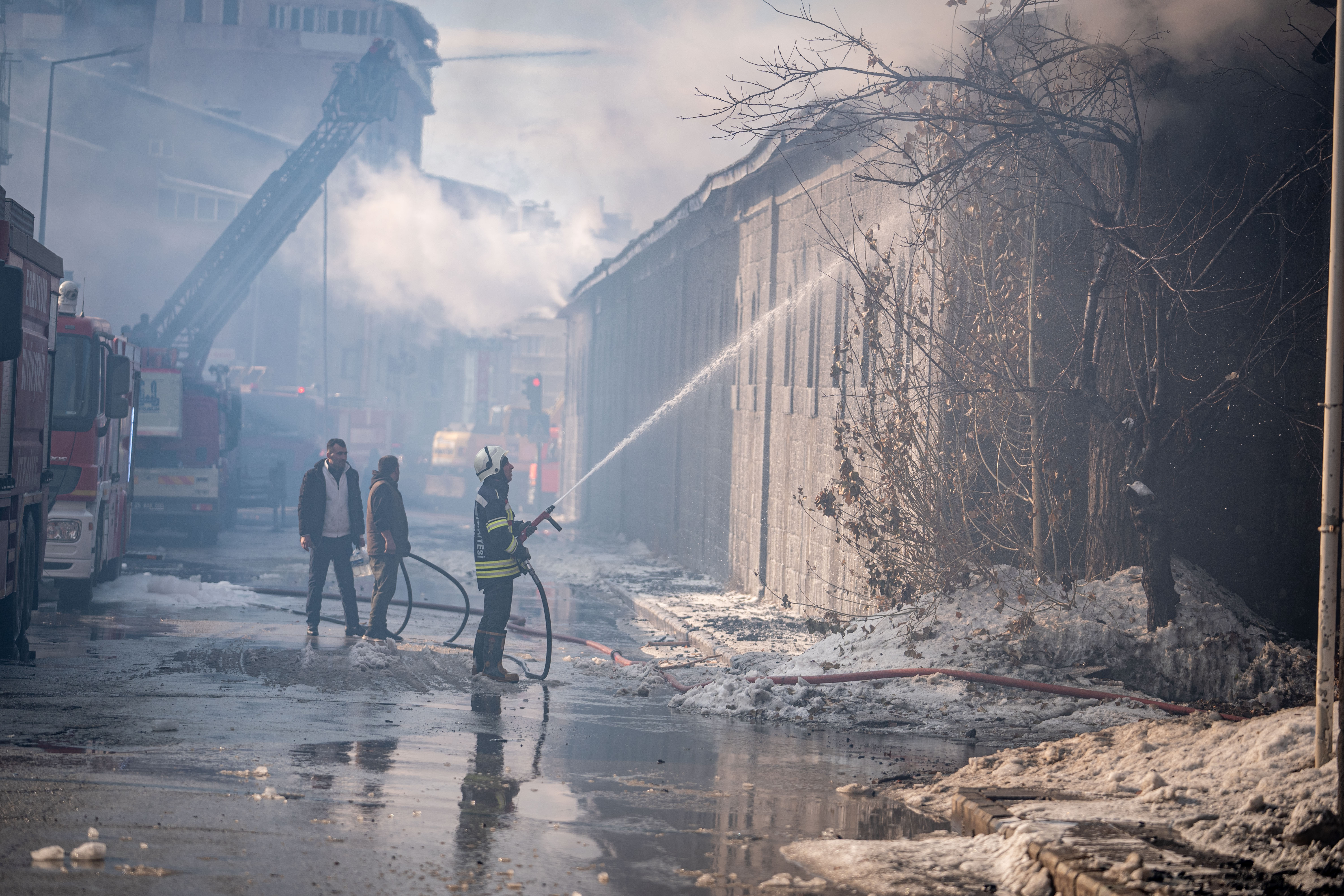 Erzurum'da 160 yıllık Taş Ambarlar alevlere teslim oldu!