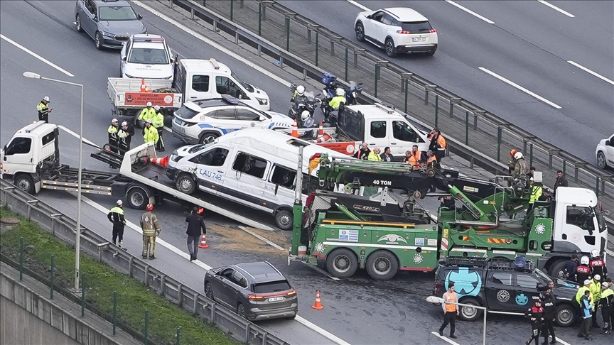 Kağıthane'de feci kaza! Otomobilin çarptığı okul servisi devrildi: Çok sayıda yaralı var