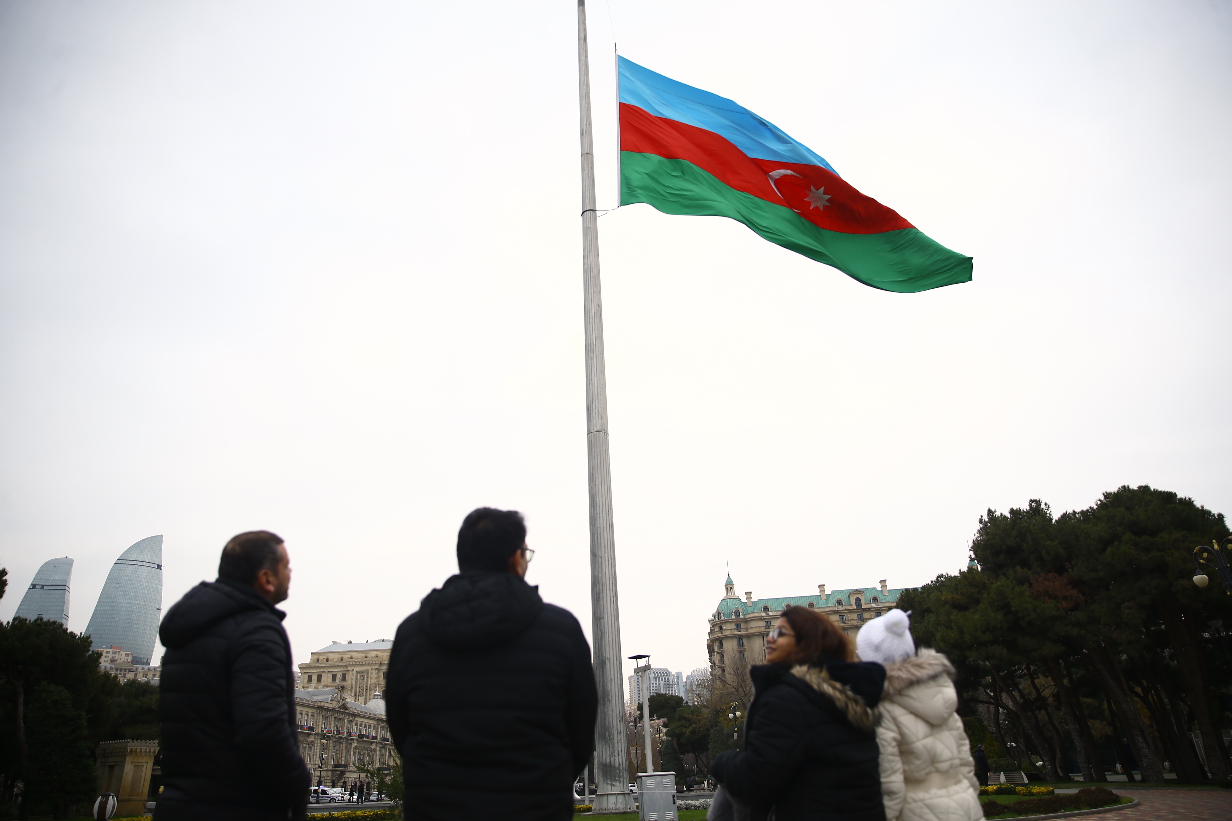 Azerbaycan'da bayraklar yarıya indi: Uçak kazasında yaşamını yitirenler için milli yas ilan etti