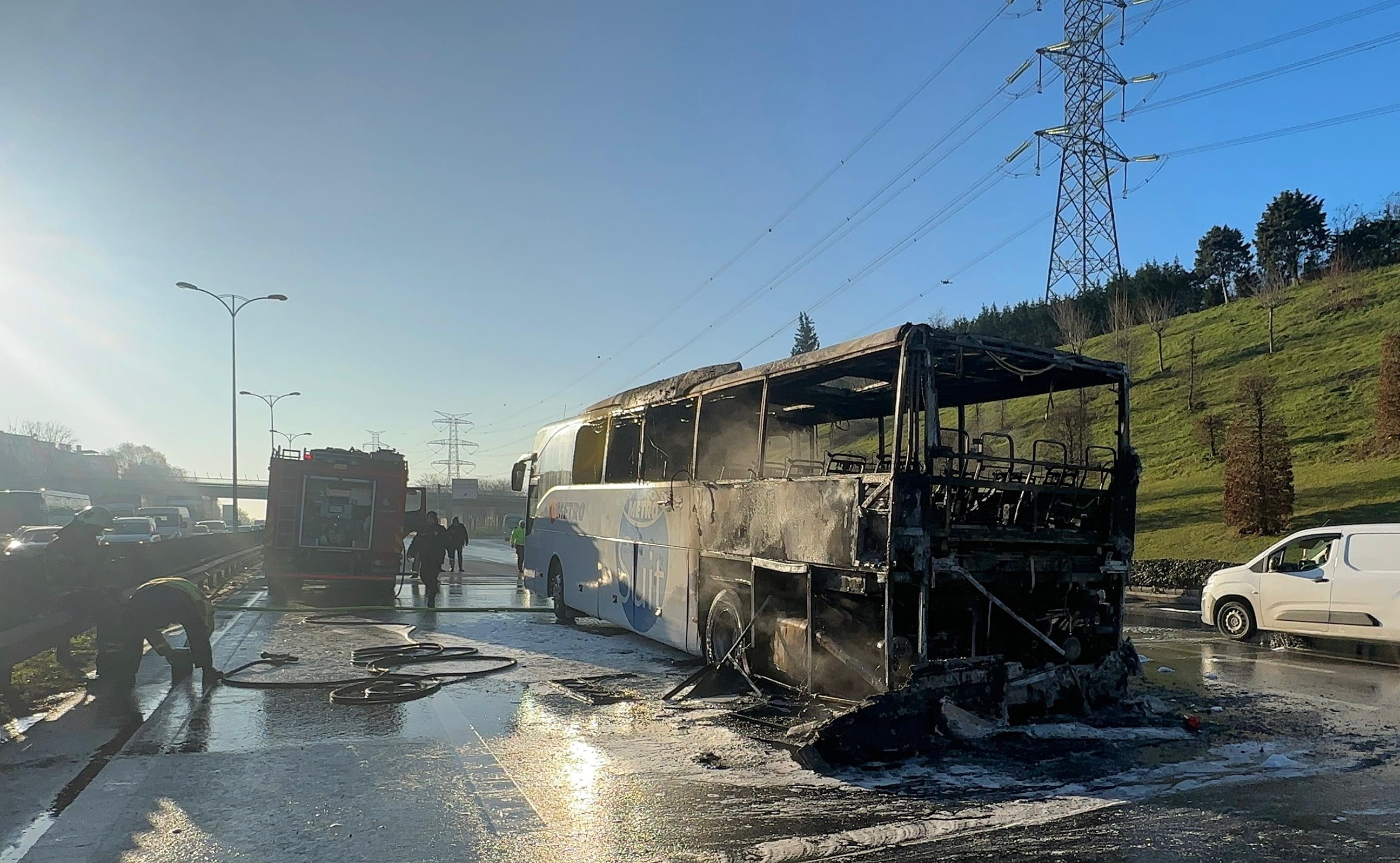 D100 kara yolu korku dolu dakikalar: İETT otobüsü alev topuna döndü!