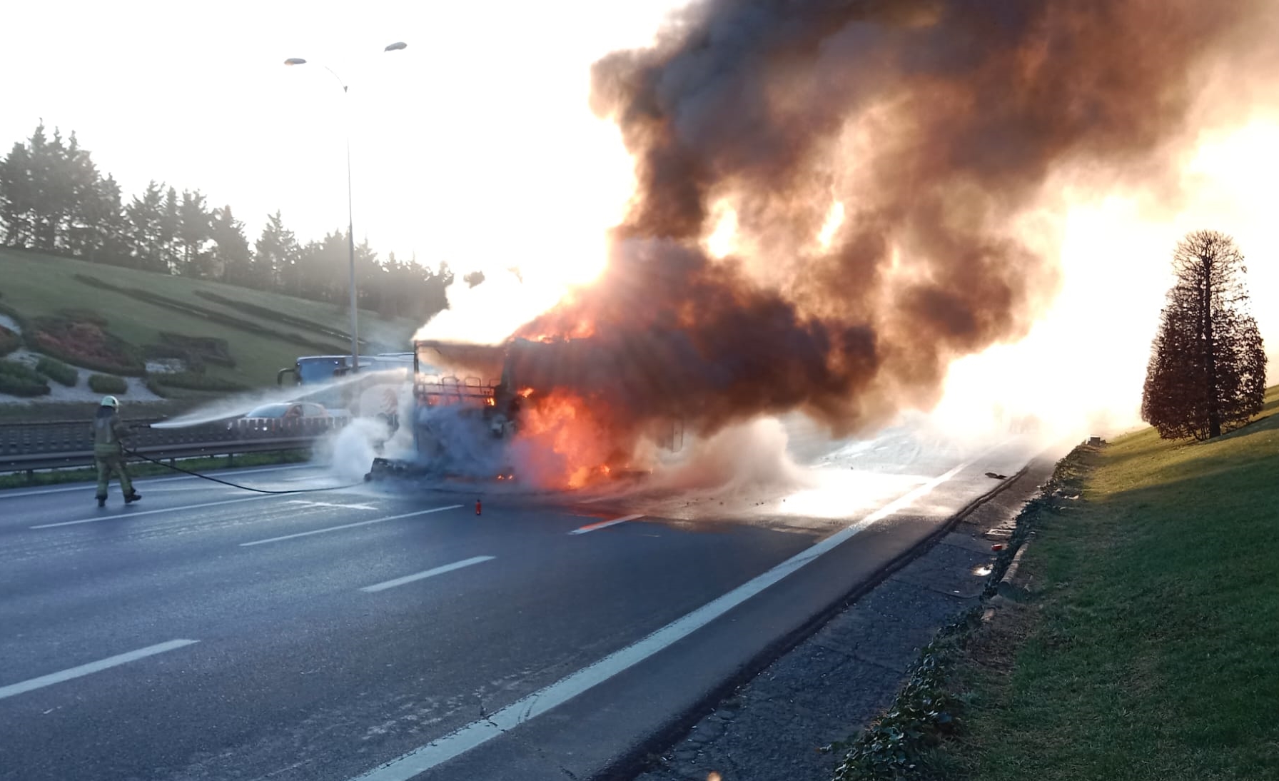 D100 kara yolu korku dolu dakikalar: İETT otobüsü alev topuna döndü!