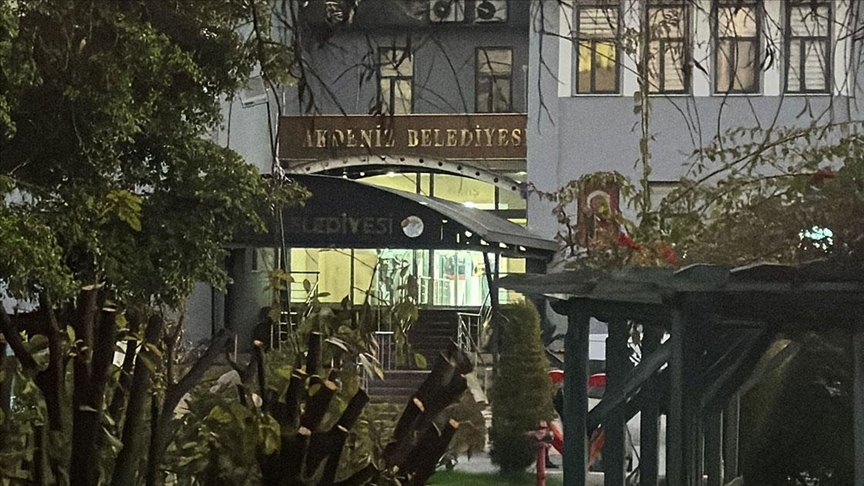 Son dakika: Akdeniz Belediye Başkanı ve 4 belediye meclis üyesine görevinden uzaklaştırma kararı!