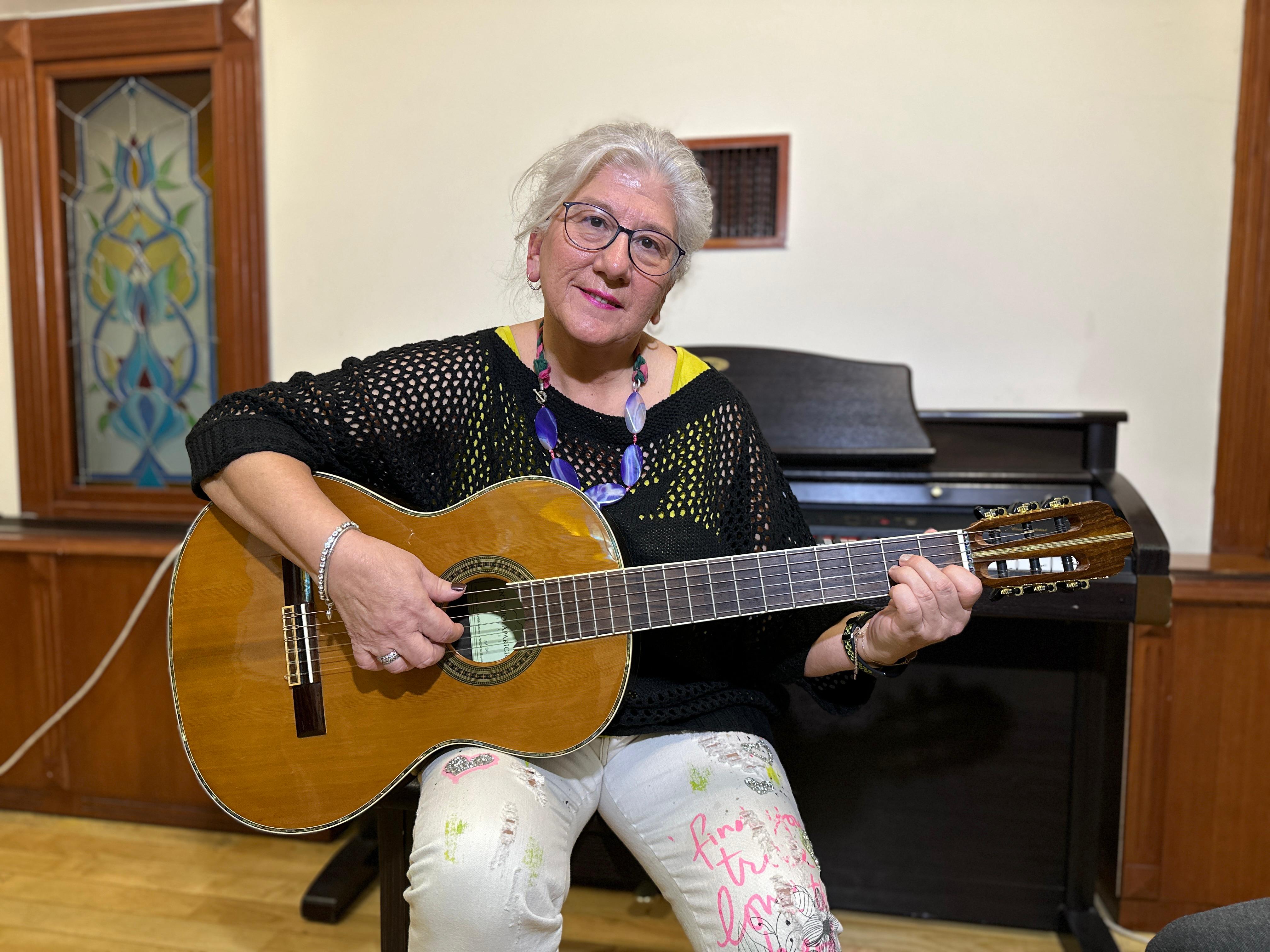 Pendik Belediyesi Sanat Akademisi, sanata gönül verenleri başarıya taşıdı: 65 Yaşında gitarist oldu!