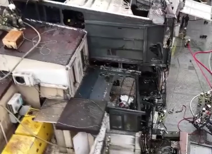 İstanbul Eminönü'nde korkutan yangın: Mısır Çarşısı'nın yanındadaki restorant alevlere teslim oldu!