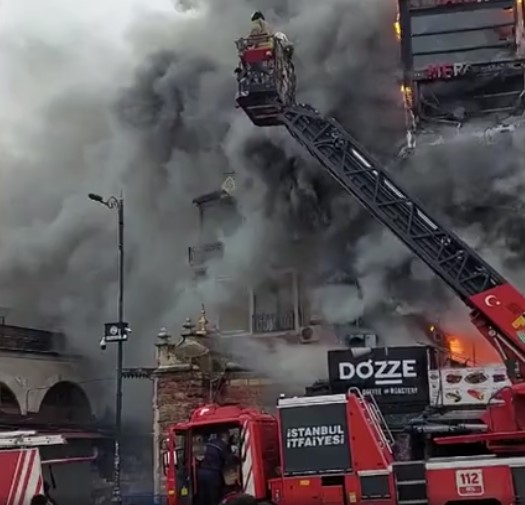 İstanbul Eminönü'nde korkutan yangın: Mısır Çarşısı'nın yanındadaki restorant alevlere teslim oldu!