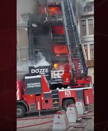 İstanbul Eminönü'nde korkutan yangın: Mısır Çarşısı'nın yanındadaki restorant alevlere teslim oldu!