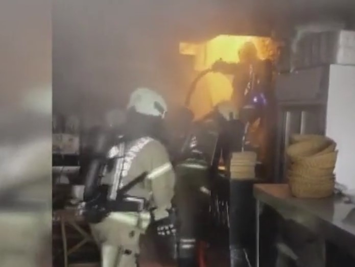 İstanbul Eminönü'nde korkutan yangın: Mısır Çarşısı'nın yanındadaki restorant alevlere teslim oldu!