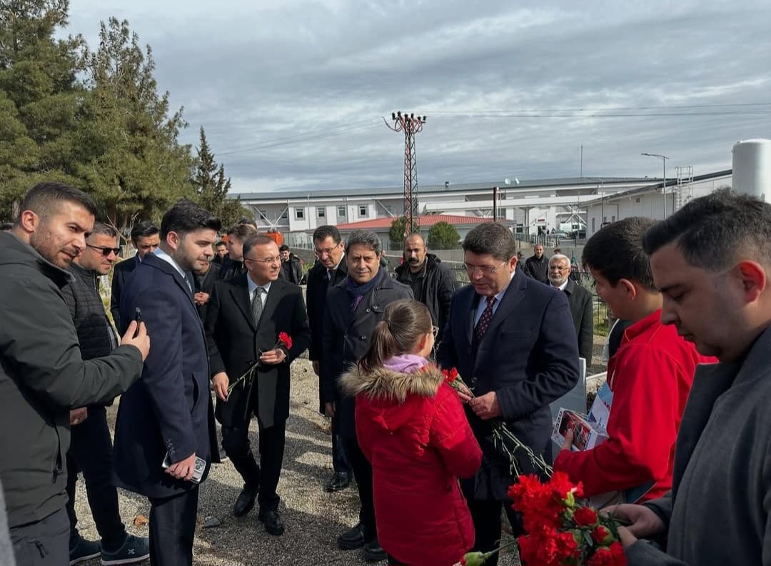 Siyasiler, Gaziantep Nurdağı'nda: 6 Şubat depreminde hayatını kaybedenler dualarla anıldı
