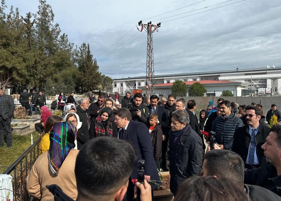 Siyasiler, Gaziantep Nurdağı'nda: 6 Şubat depreminde hayatını kaybedenler dualarla anıldı