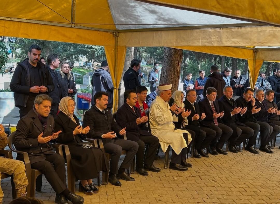 Siyasiler, Gaziantep Nurdağı'nda: 6 Şubat depreminde hayatını kaybedenler dualarla anıldı