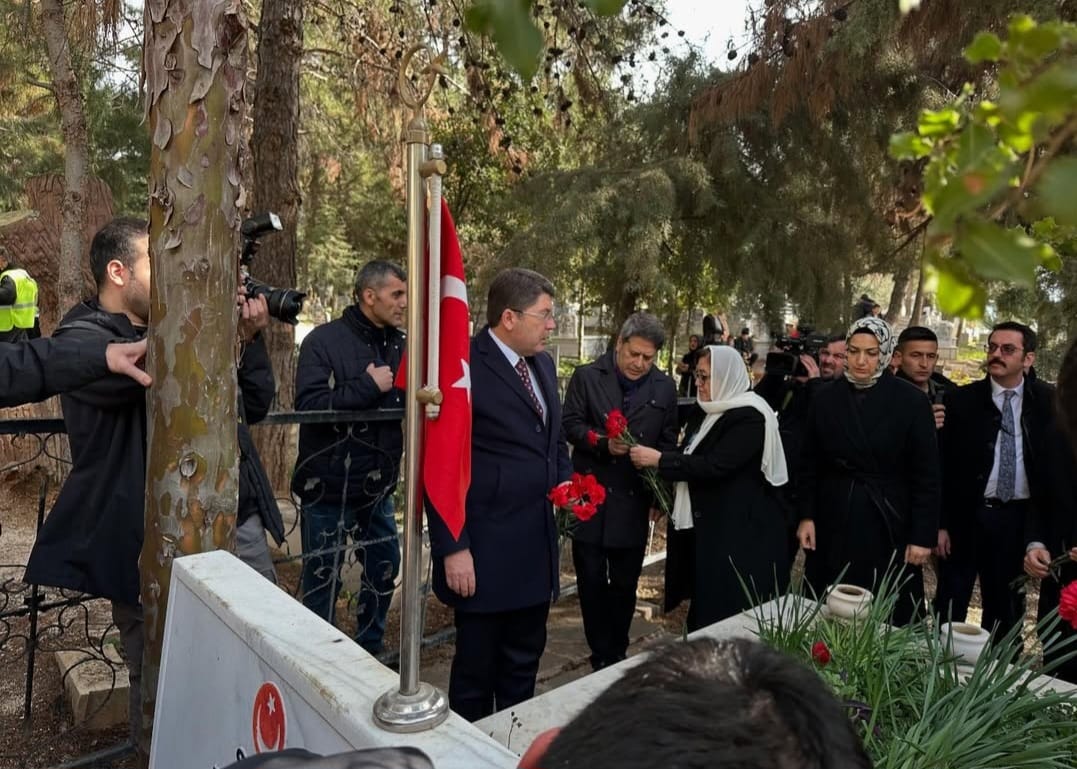 Siyasiler, Gaziantep Nurdağı'nda: 6 Şubat depreminde hayatını kaybedenler dualarla anıldı