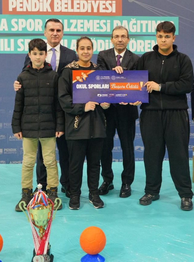 Pendik Belediyesi'nden 172 Okula Spor Malzemesi Desteği...