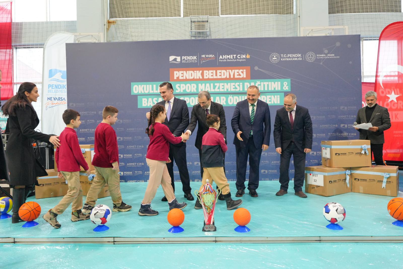 Pendik Belediyesi'nden 172 Okula Spor Malzemesi Desteği...
