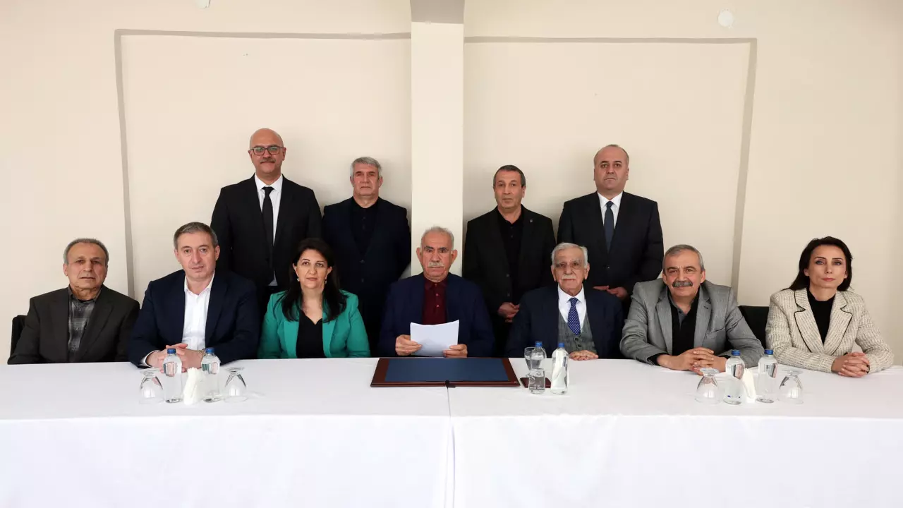 Son dakika! DEM Parti'nin Öcalan ile görüşmesi bitti: DEM'li Heyet açıklama yapıyor!