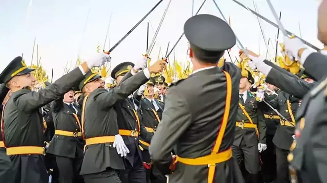 TSK'dan ihraç edilmişlerdi: Kılıçlı Teğmenlerin iki komutanına CHP'den ödül gibi görev!