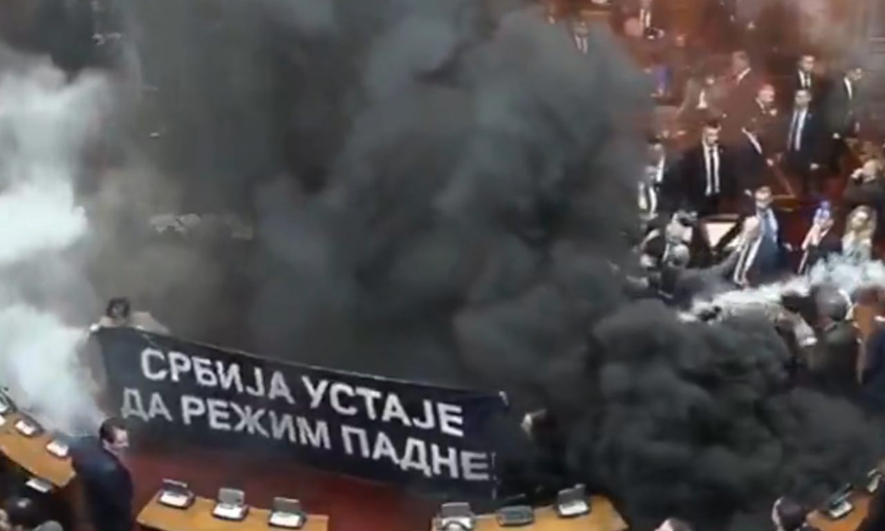 Meclis'te olay görüntü! Muhalefet sis bombası attı: Milletvekilinin başına isabet etti!