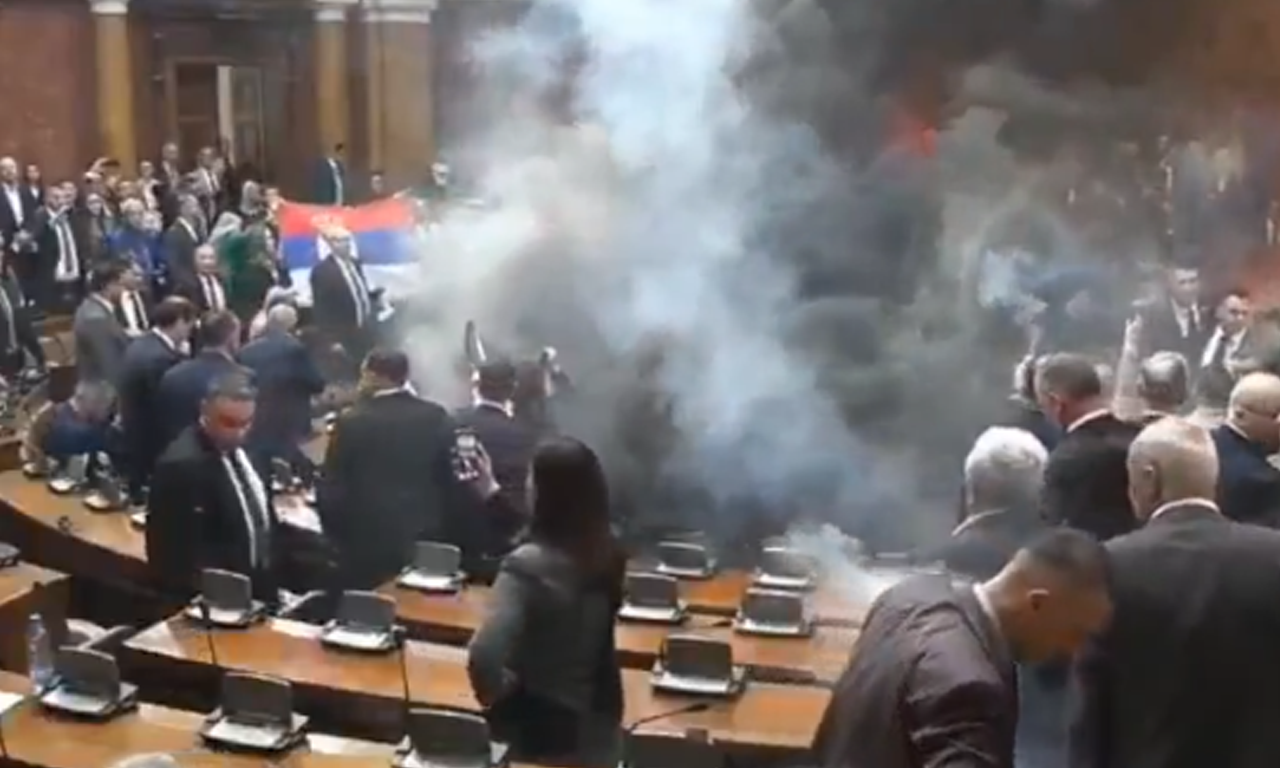 Meclis'te olay görüntü! Muhalefet sis bombası attı: Milletvekilinin başına isabet etti!