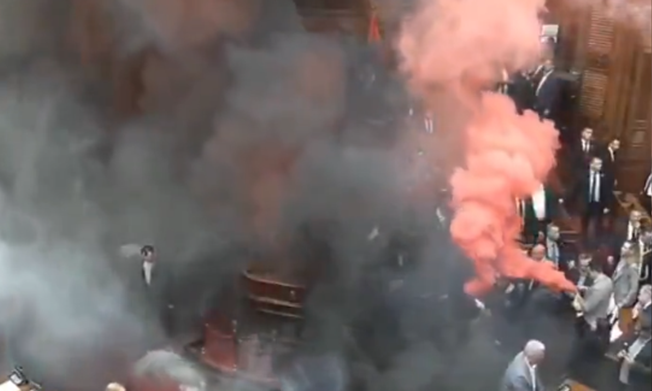 Meclis'te olay görüntü! Muhalefet sis bombası attı: Milletvekilinin başına isabet etti!