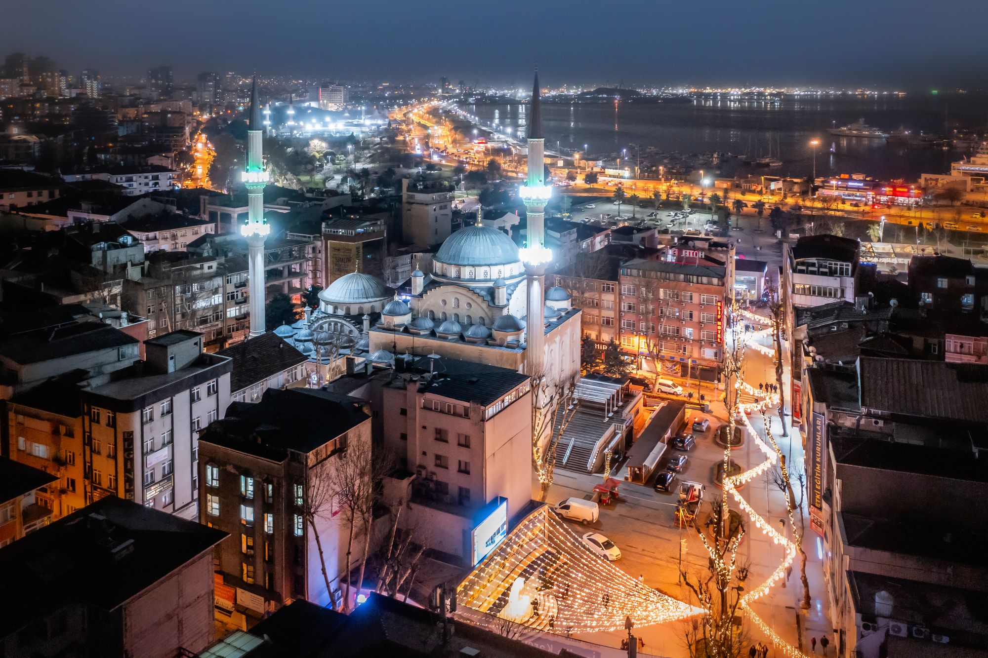 Pendik caddeleri Ramazan'da ışıl ışıl...