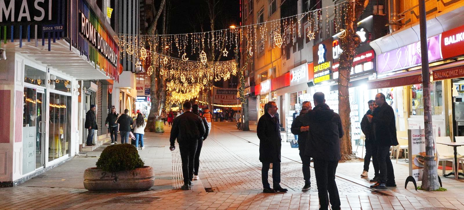 Pendik caddeleri Ramazan'da ışıl ışıl...