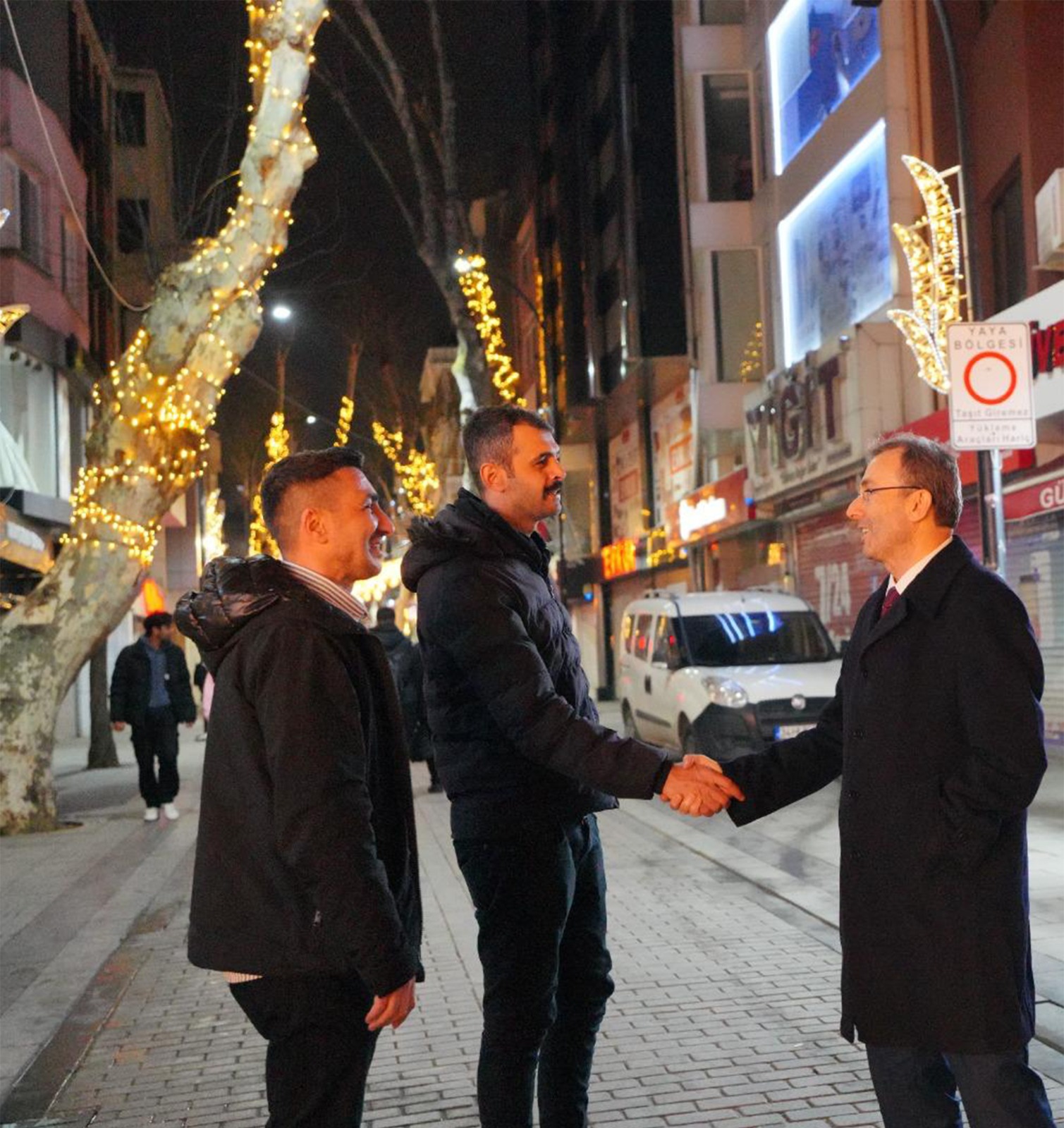 Pendik caddeleri Ramazan'da ışıl ışıl...